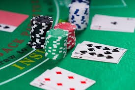 Tampilan meja Teen Patti live di platform dewigg dengan dealer profesional